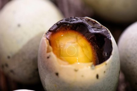 Téléchargez les photos : Intrigue culinaire : Gros plan 4K captivant sur les œufs de canard conservés révélant des spécialités uniques - en image libre de droit