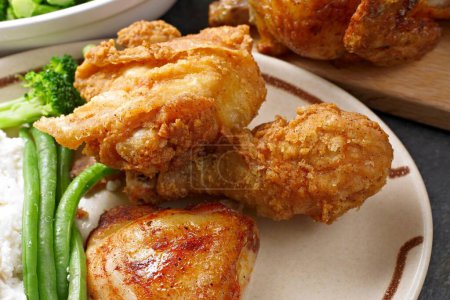 Téléchargez les photos : Décryptages appétissants : savourez les délicieux détails du poulet frit croustillant en 4K exquis - en image libre de droit