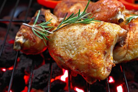 Téléchargez les photos : Perfection grillée : Gros plan 4K de la cuisson juteuse du poulet pour un plaisir vertigineux sur le barbecue - en image libre de droit