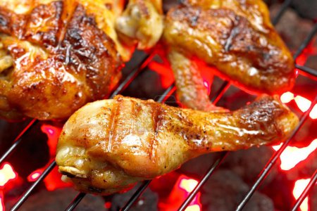Téléchargez les photos : Perfection grillée : Gros plan 4K de la cuisson juteuse du poulet pour un plaisir vertigineux sur le barbecue - en image libre de droit