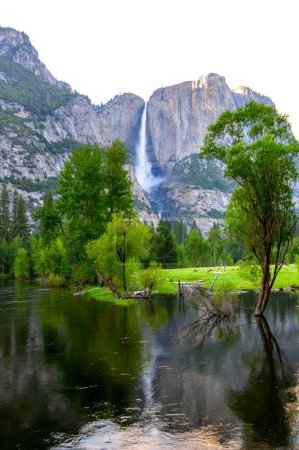 Téléchargez les photos : Springtime Splendor : Captivant 4K Vue des chutes de Yosemite de Merced River, Californie, États-Unis - en image libre de droit