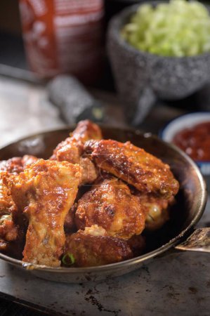 Téléchargez les photos : Décryptages appétissants : savourez les délicieux détails du poulet frit croustillant en 4K exquis - en image libre de droit