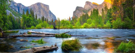 Foto de Esplendor primaveral: El Capitán, el valle de Yosemite y la majestuosa belleza del río Merced en 4K - Imagen libre de derechos