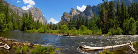 Foto de Esplendor primaveral: El Capitán, el valle de Yosemite y la majestuosa belleza del río Merced en 4K - Imagen libre de derechos