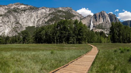 Téléchargez les photos : Panorama printanier : Capture 4K des chutes de Yosemite en Californie, États-Unis, au milieu d'une beauté florissante - en image libre de droit