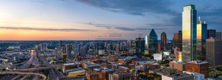 Téléchargez les photos : Dallas Splendor : Image 4K Aérienne De La Belle Skyline Bleue Et Des Bâtiments à Dallas, Texas - en image libre de droit