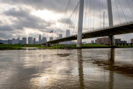 Aumento de la resiliencia: la imagen 4K de los edificios de Dallas City Skyline vista desde el río Trinity inundado