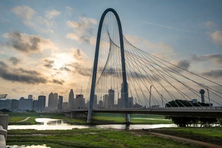 Téléchargez les photos : Résilience croissante : Image 4K des bâtiments de Dallas City Skyline vue de la rivière Trinity inondée - en image libre de droit