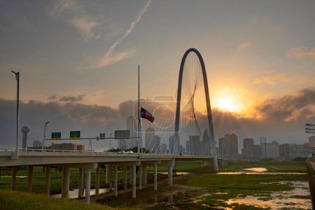 Téléchargez les photos : Résilience croissante : Image 4K des bâtiments de Dallas City Skyline vue de la rivière Trinity inondée - en image libre de droit