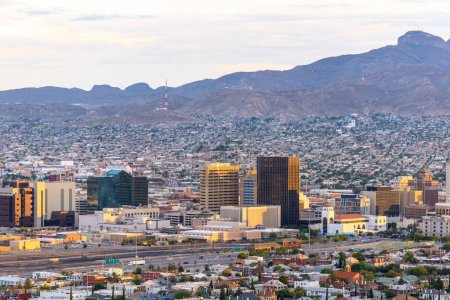 Téléchargez les photos : Borderland Panorama : 4K Vue panoramique de la ville d'El Paso et Ciudad de Juarez avec montagnes et ciel - en image libre de droit