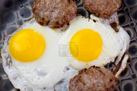 Téléchargez les photos : Image : Délicieuses galettes de saucisse de petit déjeuner et oeufs, un délice du matin - en image libre de droit