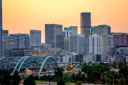 4K-Bild: Denver, Colorado Skyline Silhouette im Morgengrauen