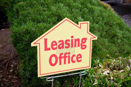 Foto de Imagen 4K: Leasing Office Sign in a Front Yard - Imagen libre de derechos