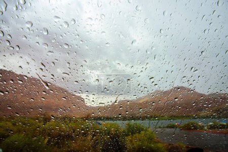 Sérénité pluvieuse : Gros plan 4K Ultra HD à Lees Ferry avec gouttes de pluie sur pare-brise de voiture