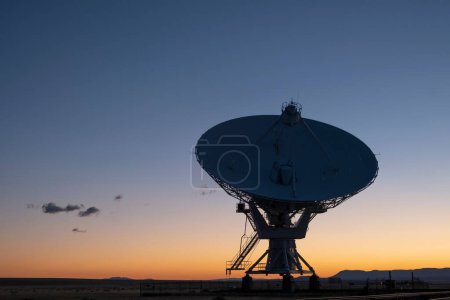 Foto de 4K Ultra HD imagen de antena de plato de satélite único contra el cielo puesta del sol - Imagen libre de derechos