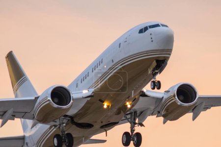 Téléchargez les photos : 4K Ultra HD Image de l'avion de passagers décollant - Skyward Journey - en image libre de droit