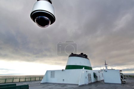 Téléchargez les photos : Image ultra HD 4K : Caméra de surveillance à bord du traversier à passagers - Naviguer dans les mers orageuses - en image libre de droit