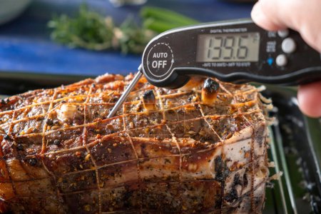 Nahaufnahme von 4K Ultra-HD-Bild von gebratenem Rindfleisch mit digitalem Thermometer