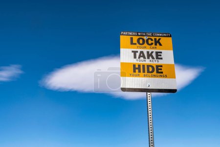 Téléchargez les photos : Verrouiller, prendre et cacher signe contre le ciel bleu - 4K Ultra HD Image des mesures de sécurité - en image libre de droit