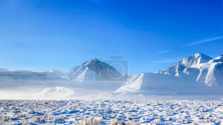 Foto de : Escena panorámica de invierno con nieve fresca y cielo azul en el este de Sierra California - 4K Ultra HD Image - Imagen libre de derechos