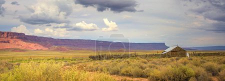 Téléchargez les photos : Ancienne grange dans l'Utah contre Vermilion Cliffs National Monument - 4K Ultra HD Image du patrimoine occidental - en image libre de droit