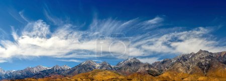 Foto de Escena panorámica de invierno con nieve fresca y cielo azul en el este de Sierra California - 4K Ultra HD Image - Imagen libre de derechos