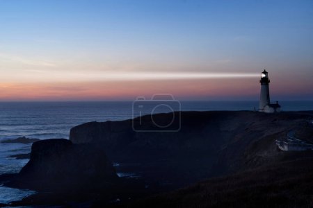 Leitlicht: Leuchtturm-Suchscheinwerfer bei Sonnenuntergang durch Nebel (4K Ultra HD))
