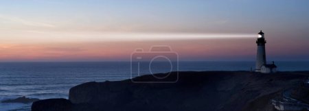 Leitlicht: Leuchtturm-Suchscheinwerfer bei Sonnenuntergang durch Nebel (4K Ultra HD))
