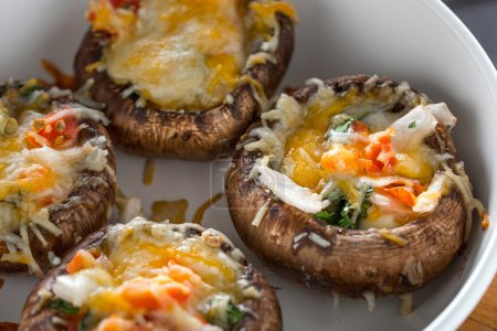 Herzhaftes Vergnügen: 4K Ultra HD Nahaufnahme von im Ofen gebackenen gefüllten Pilzen