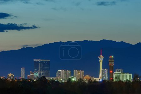 Abendglühen: 4K Ultra-HD-Bild der Skyline von Las Vegas in der Abenddämmerung mit Autobahnverkehr