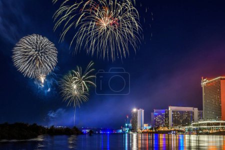 Spektakuläre Feier: 4K Ultra-HD-Bild von Feuerwerk und Reflexion am Colorado River in Laughlin, Nevada, USA