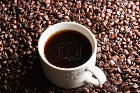 Café Bliss : 4K Ultra HD Image de gros plan de tasse de café sur les grains de café