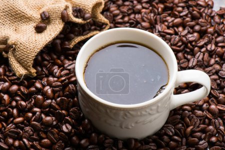 Coffee Bliss: 4K-Ultra-HD-Bild der Nahaufnahme von Kaffeetasse auf Kaffeebohnen