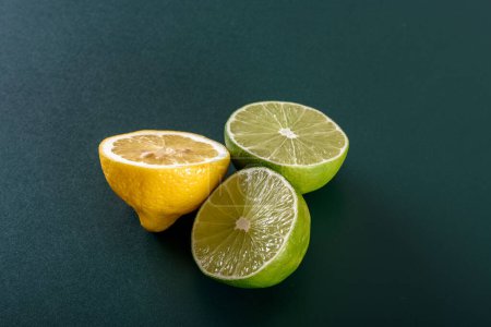 Lebendige Zitrusfrüchte: 4K Ultra-HD-Bild von frisch geschnittenen Zitronenstücken auf grünem Hintergrund