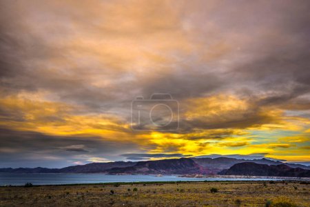 Serenidad del desierto: 4K Ultra HD Imagen del camino del desierto que conduce a la orilla del lago con nubes al atardecer