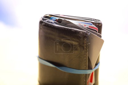 Portafolio financiero: 4K Ultra HD Imagen de la cartera llena de tarjetas de crédito
