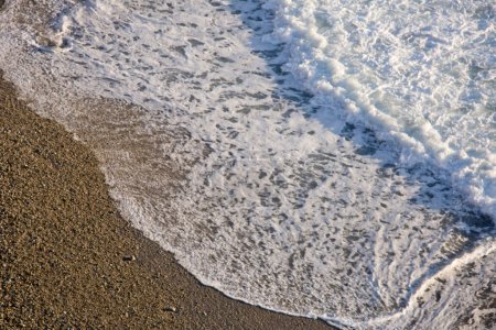 Heitere Seelandschaft: 4K-Ultra-HD-Bild der Welle am Sandstrand mit viel Kopierraum