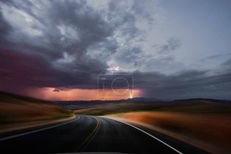 Desert Drive: 4K Ultra HD Imagen de conducir en una carretera del desierto con tormenta eléctrica por delante