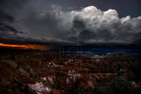 Dramatische Landschaft: 4K Ultra-HD-Bild des Bryce Canyon mit vorüberziehendem Gewitter