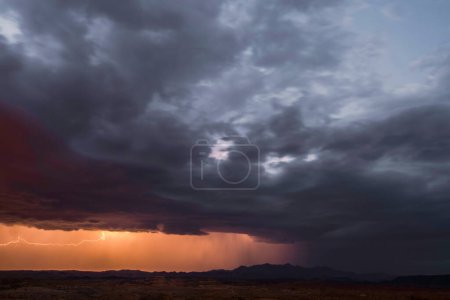 Paisaje dramático: 4K Ultra HD Imagen de Bryce Canyon con tormenta eléctrica