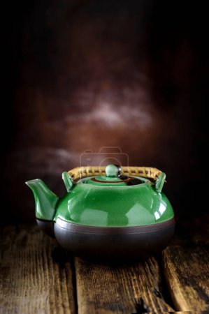 Temps pour le thé : 4K Ultra HD Image de théière en céramique verte