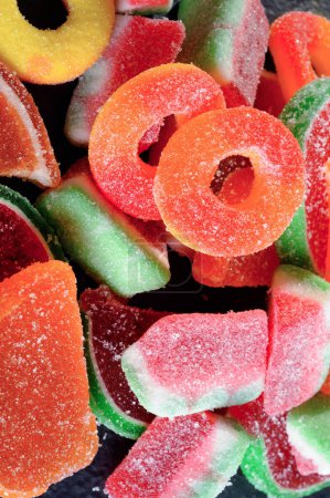 Süße Auswahl: 4K Ultra-HD-Bild einer Vielzahl von Bonbons auf weißem Hintergrund