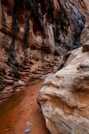 Slot Canyon in Wüstenlandschaft: 4K Ultra-HD-Bild