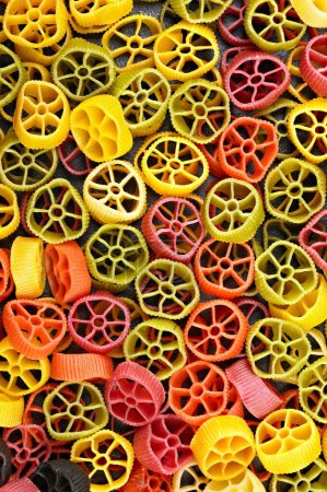 Cuisine vibrante : 4K Ultra HD Image de pâtes sèches colorées