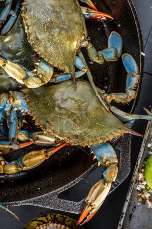 Kulinarische Fusion: 4K-Ultra-HD-Bild der Blauen Krabbe im chinesischen Wok in Großaufnahme