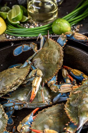 Kulinarische Fusion: 4K-Ultra-HD-Bild der Blauen Krabbe im chinesischen Wok in Großaufnahme