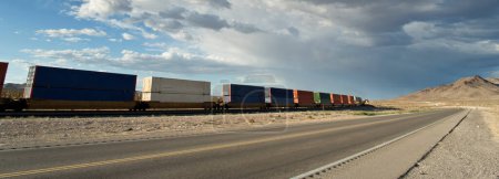 Endlose Reise: 4K-Ultra-HD-Bild der transkontinentalen Eisenbahn durch Wüstenlandschaft