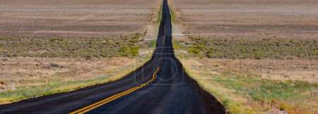 Desert Drive: 4K Ultra-HD-Bild von Desert Road und Red Rock in den USA