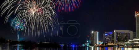Célébration spectaculaire : Image 4K Ultra HD de feux d'artifice et de réflexion sur le fleuve Colorado à Laughlin, Nevada, États-Unis