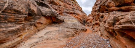 Slot Canyon in Wüstenlandschaft: 4K Ultra-HD-Bild